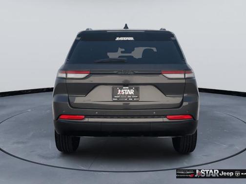 Baltic Gray Metallic Clearcoat 2026 Jeep Grand Cherokee Altitude