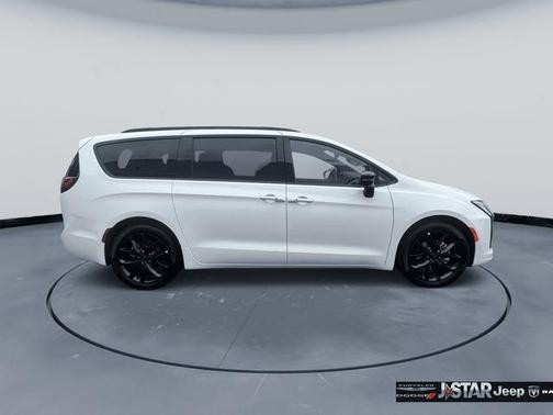 Bright White Clearcoat 2027 Chrysler Pacifica Limited
