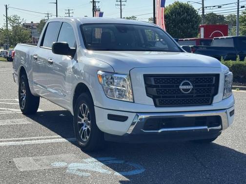 2023 Nissan Titan SV