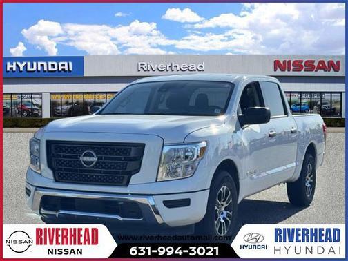 2023 Nissan Titan SV