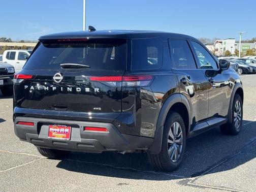 2024 Nissan Pathfinder S