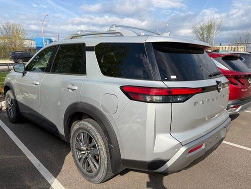 Brilliant Silver Metallic 2022 Nissan Pathfinder SL 4WD