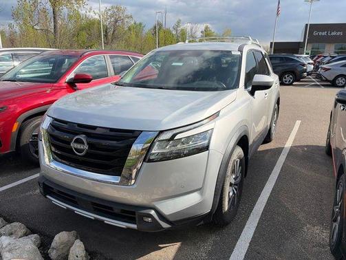 Brilliant Silver Metallic 2022 Nissan Pathfinder SL 4WD
