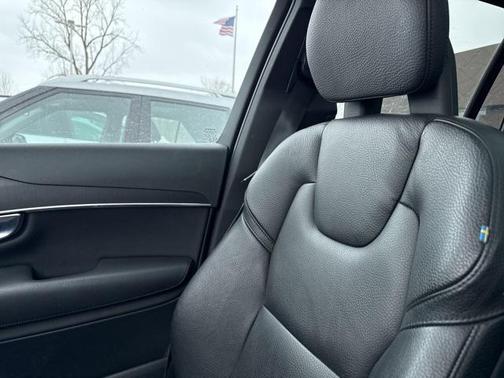 2020 Volvo XC90 Hybrid T8 Momentum 7 Passenger