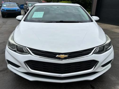 Summit White 2017 Chevrolet Cruze L
