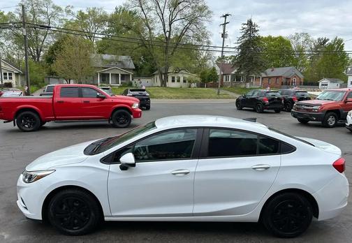 Summit White 2017 Chevrolet Cruze L