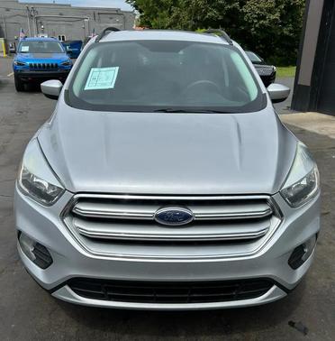 Ingot Silver Metallic 2017 Ford Escape SE