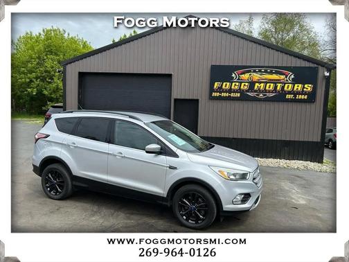 Ingot Silver Metallic 2017 Ford Escape SE