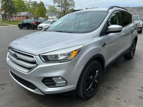 Ingot Silver Metallic 2017 Ford Escape SE