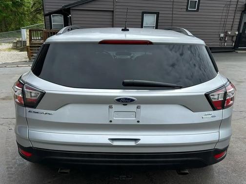 Ingot Silver Metallic 2017 Ford Escape SE