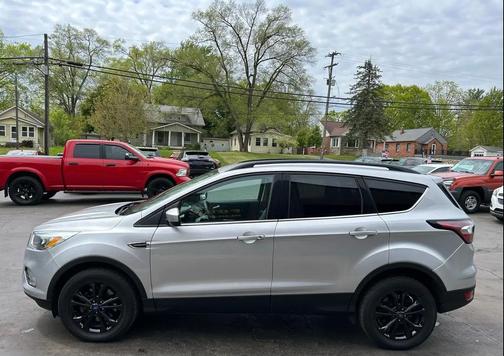 Ingot Silver Metallic 2017 Ford Escape SE