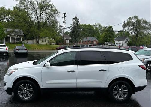 White 2017 Chevrolet Traverse 2LT
