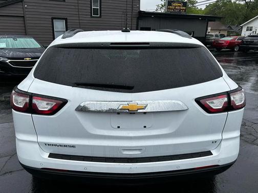 White 2017 Chevrolet Traverse 2LT