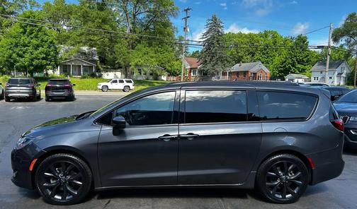 Granite Crystal Metallic Clearcoat 2018 Chrysler Pacifica Touring Plus