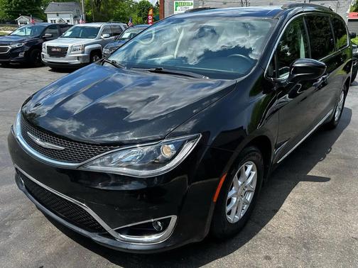 Brilliant Black Crystal Pearlcoat 2017 Chrysler Pacifica Touring-L