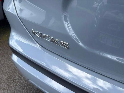 Boulder Gray Metallic 2024 Nissan Kicks SV