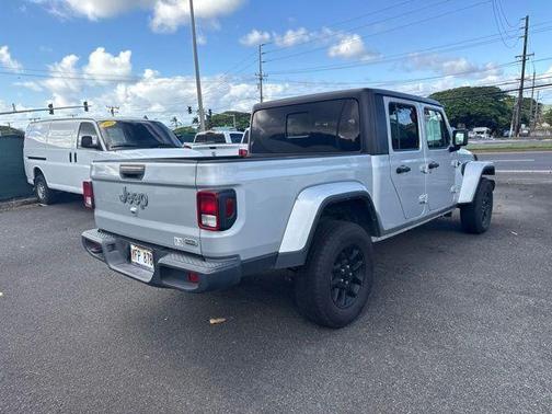 Silver Zynith Clearcoat 2023 Jeep Gladiator Overland