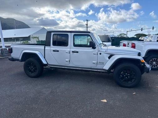 Silver Zynith Clearcoat 2023 Jeep Gladiator Overland