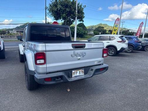 Silver Zynith Clearcoat 2023 Jeep Gladiator Overland
