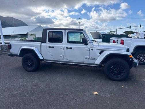 Silver Zynith Clearcoat 2023 Jeep Gladiator Overland
