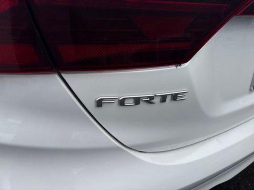 Snow White Pearl 2023 Kia Forte LXS