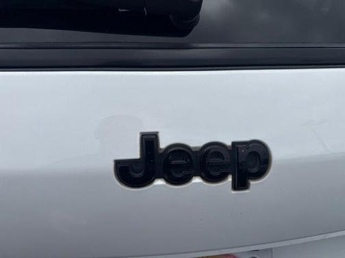 Bright White Clearcoat 2023 Jeep Grand Cherokee L Laredo