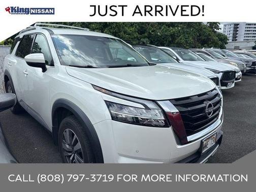 White 2023 Nissan Pathfinder SL