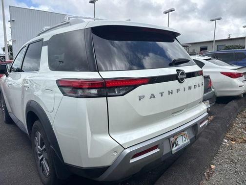 White 2023 Nissan Pathfinder SL