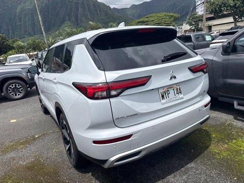 White 2024 Mitsubishi Outlander SE