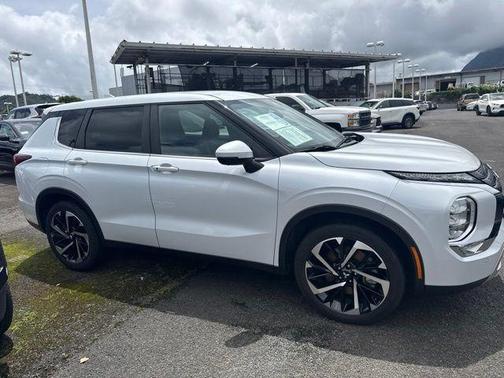 White 2024 Mitsubishi Outlander SE