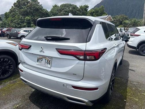 White 2024 Mitsubishi Outlander SE