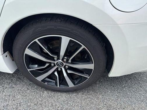 White 2023 Nissan Maxima SV