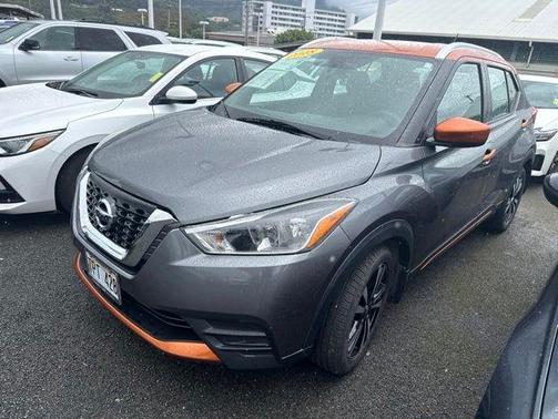 Gun Metallic / Monarch Orange 2018 Nissan Kicks SV