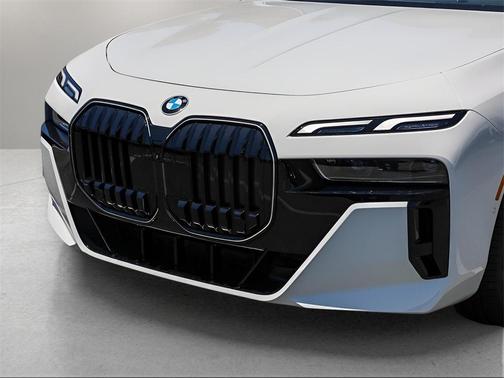 2025 BMW 740 i