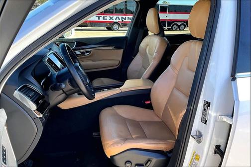 2016 Volvo XC90 T6 Momentum