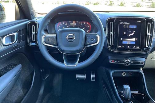 2022 Volvo XC40 T5 R-Design