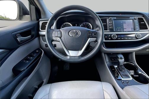 Silver Sky Metallic 2016 Toyota Highlander XLE