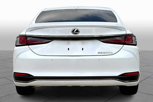 2025 Lexus ES 300h F SPORT Handling