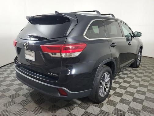 Midnight Black Metallic 2018 Toyota Highlander XLE
