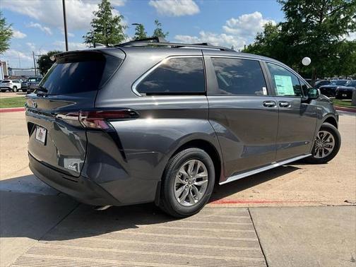 2025 Toyota Sienna XLE 8 Passenger