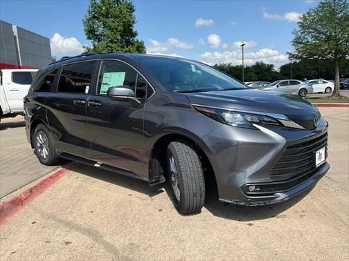 2025 Toyota Sienna XLE 8 Passenger