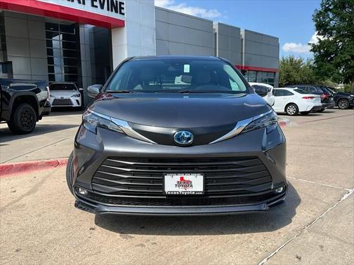 2025 Toyota Sienna XLE 8 Passenger