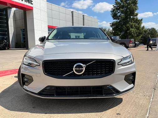2024 Volvo S60 B5 Core Dark Theme