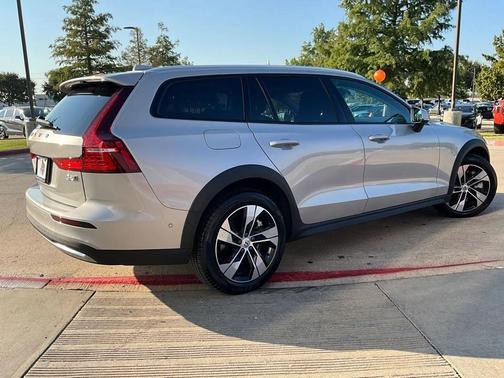 2025 Volvo V60 Cross Country B5 Plus