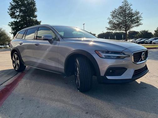 2025 Volvo V60 Cross Country B5 Plus