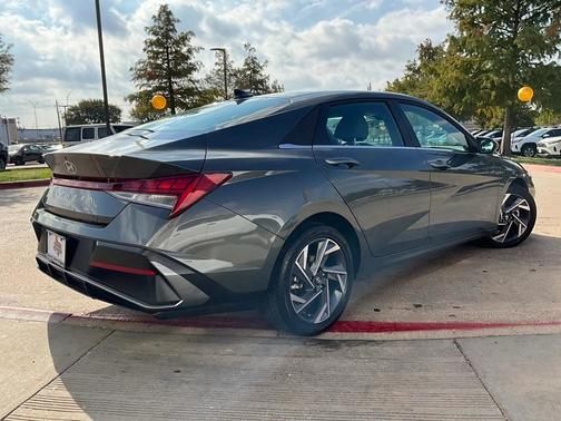 2025 Hyundai ELANTRA SEL