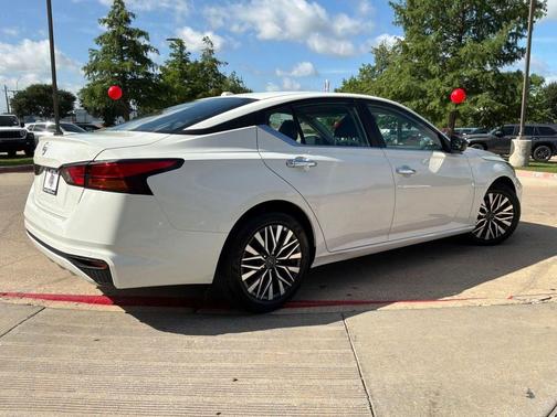 Pearl White Tricoat 2025 Nissan Altima 2.5 SV