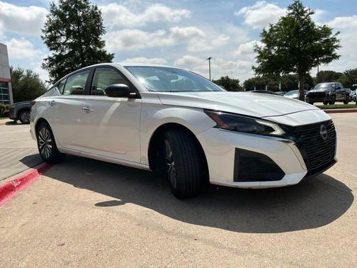 Pearl White Tricoat 2025 Nissan Altima 2.5 SV