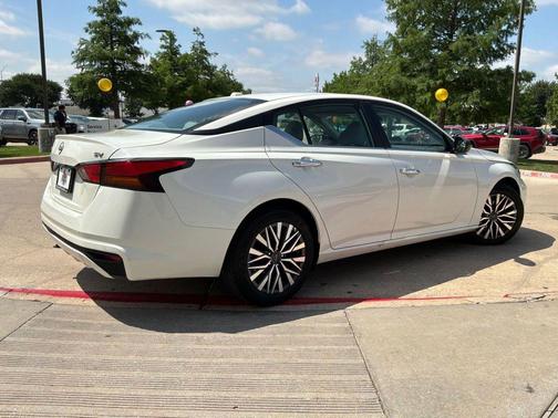 Pearl White Tricoat 2025 Nissan Altima 2.5 SV