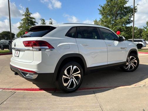 Pure White 2022 Volkswagen Atlas Cross Sport 3.6L V6 SE w/Technology